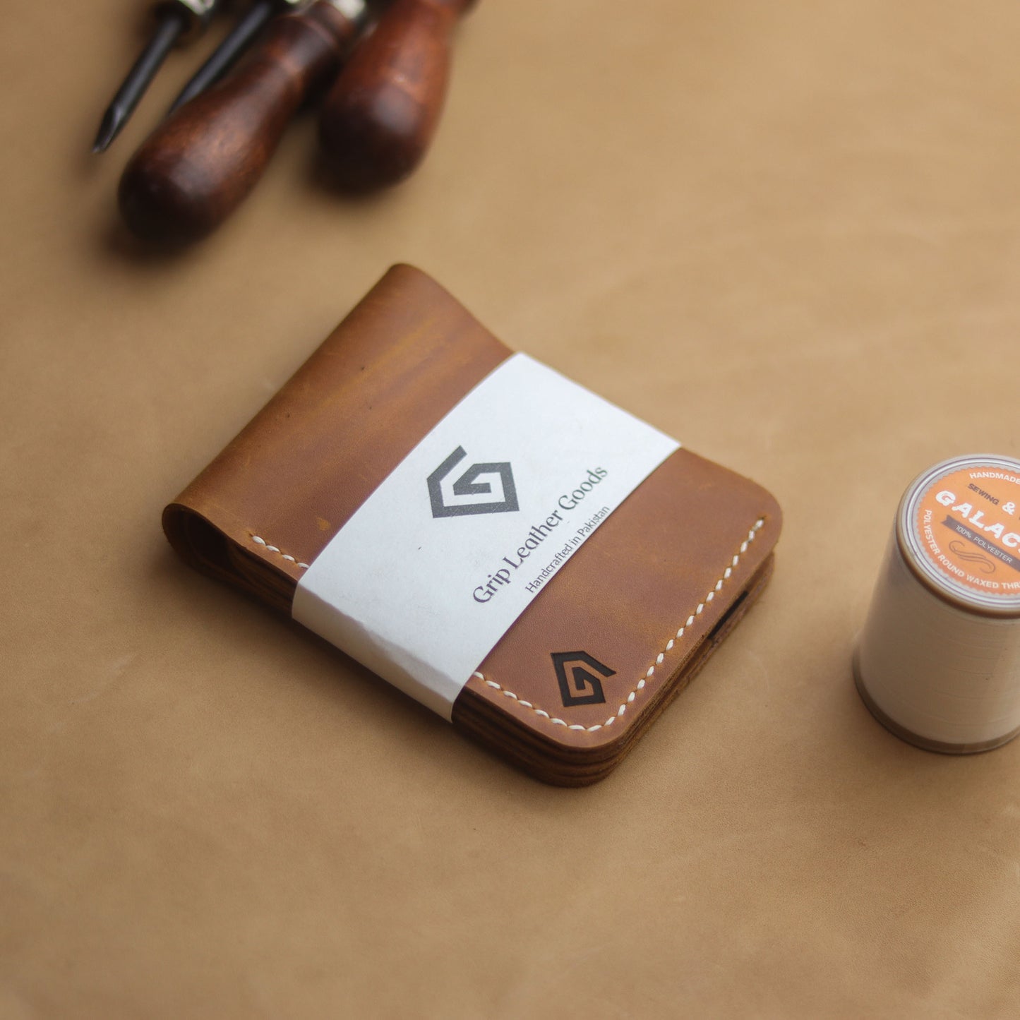 GROOM 2.0 LEATHER WALLET CAMEL RUST & BROWN - grip