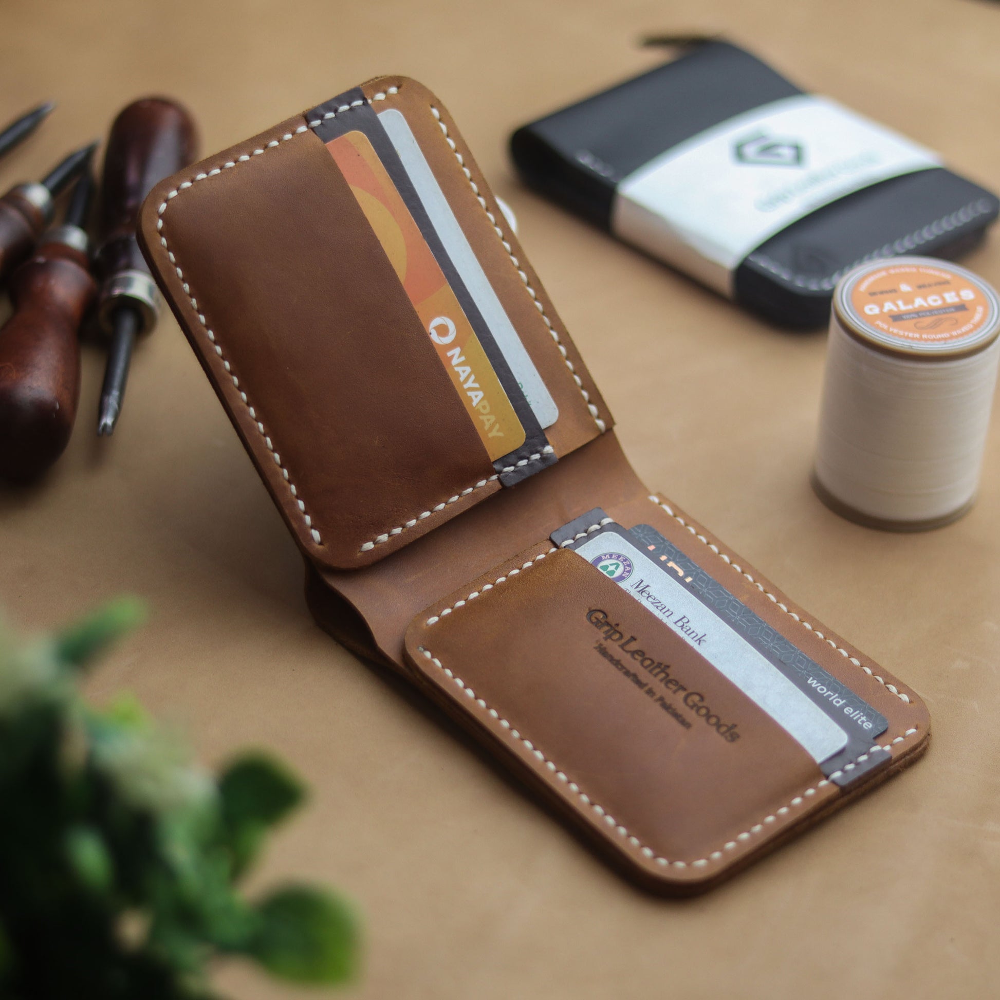 GROOM 2.0 LEATHER WALLET CAMEL RUST & BROWN - grip