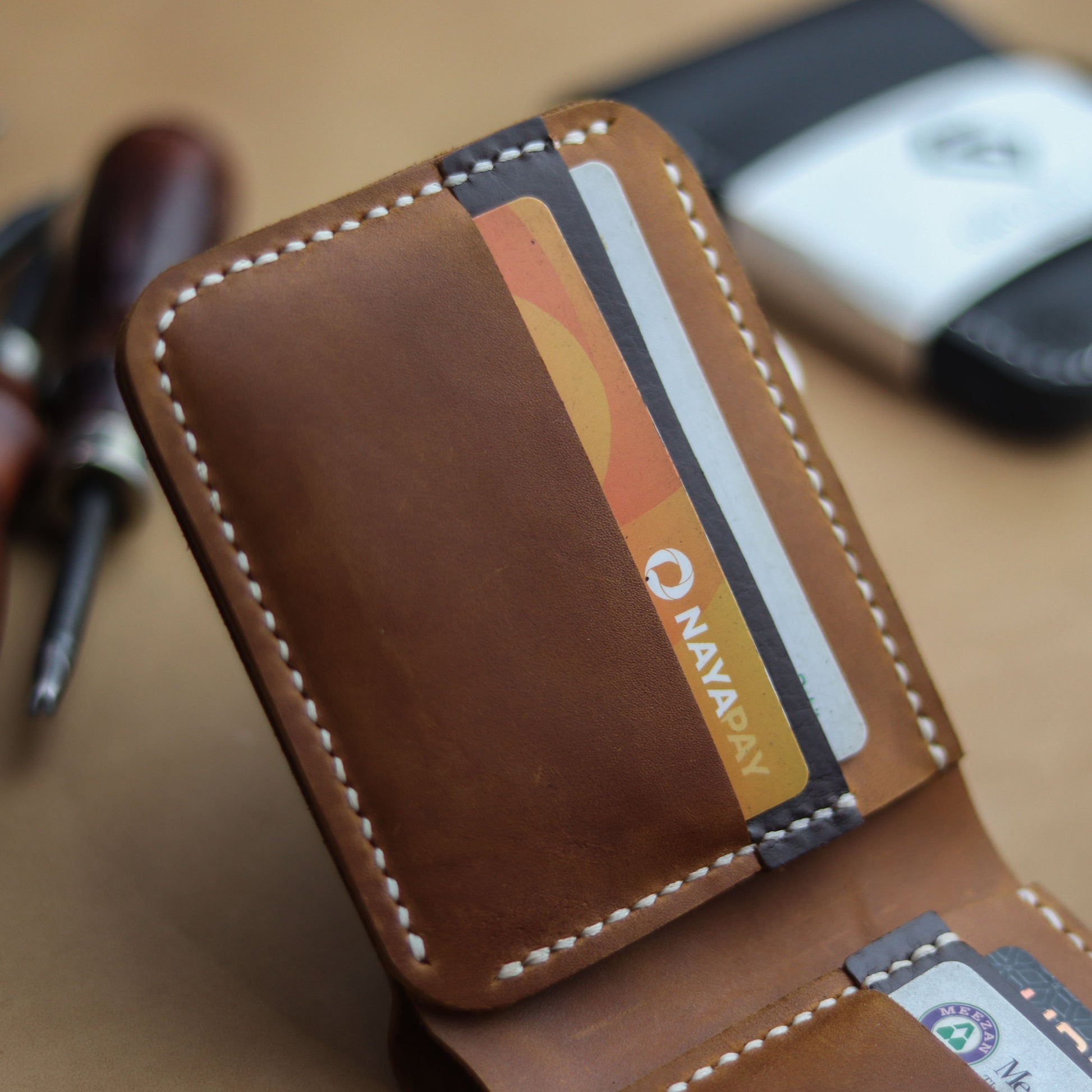 GROOM 2.0 LEATHER WALLET CAMEL RUST & BROWN - grip