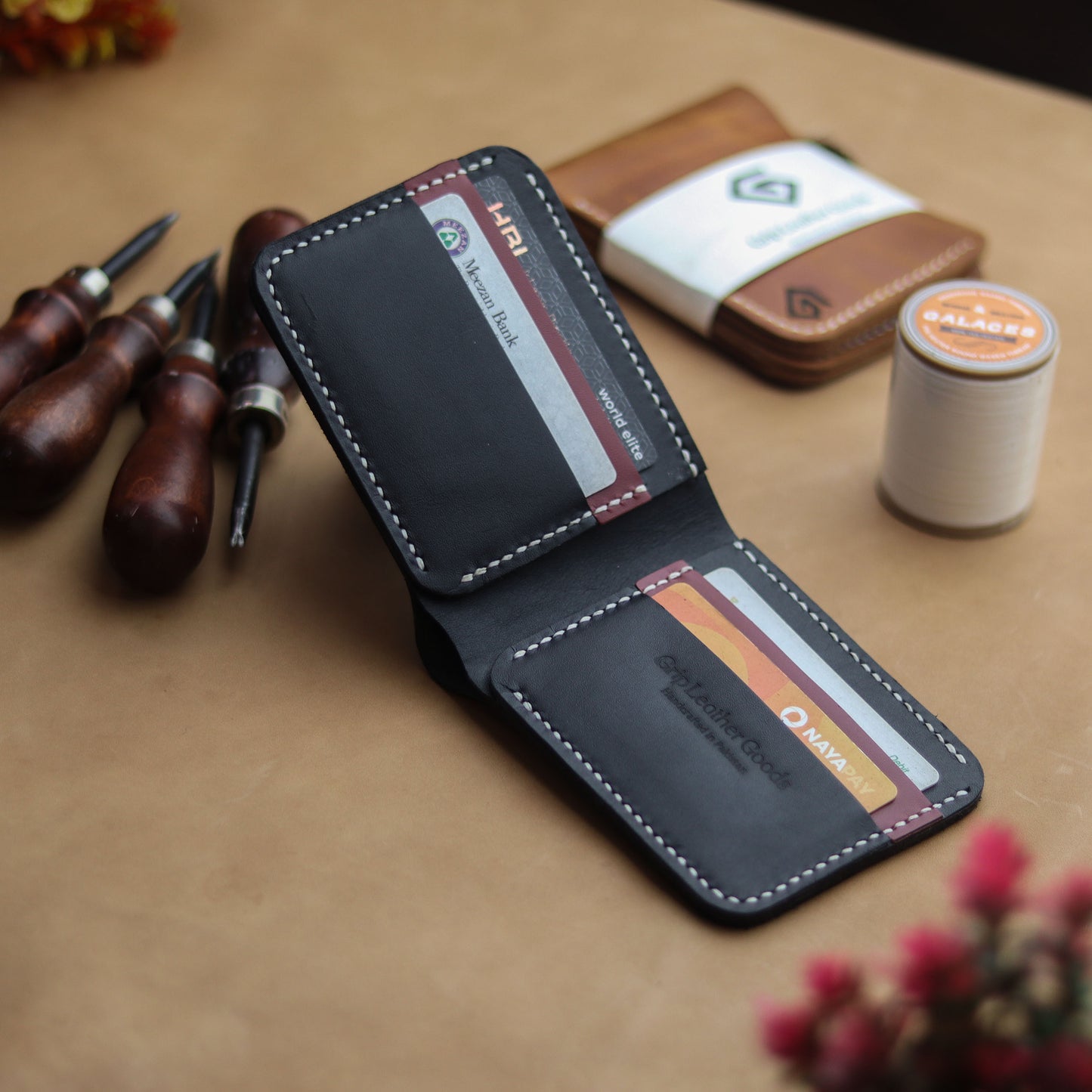 GROOM 2.0 LEATHER WALLET BLACK & CARMINE RED - grip