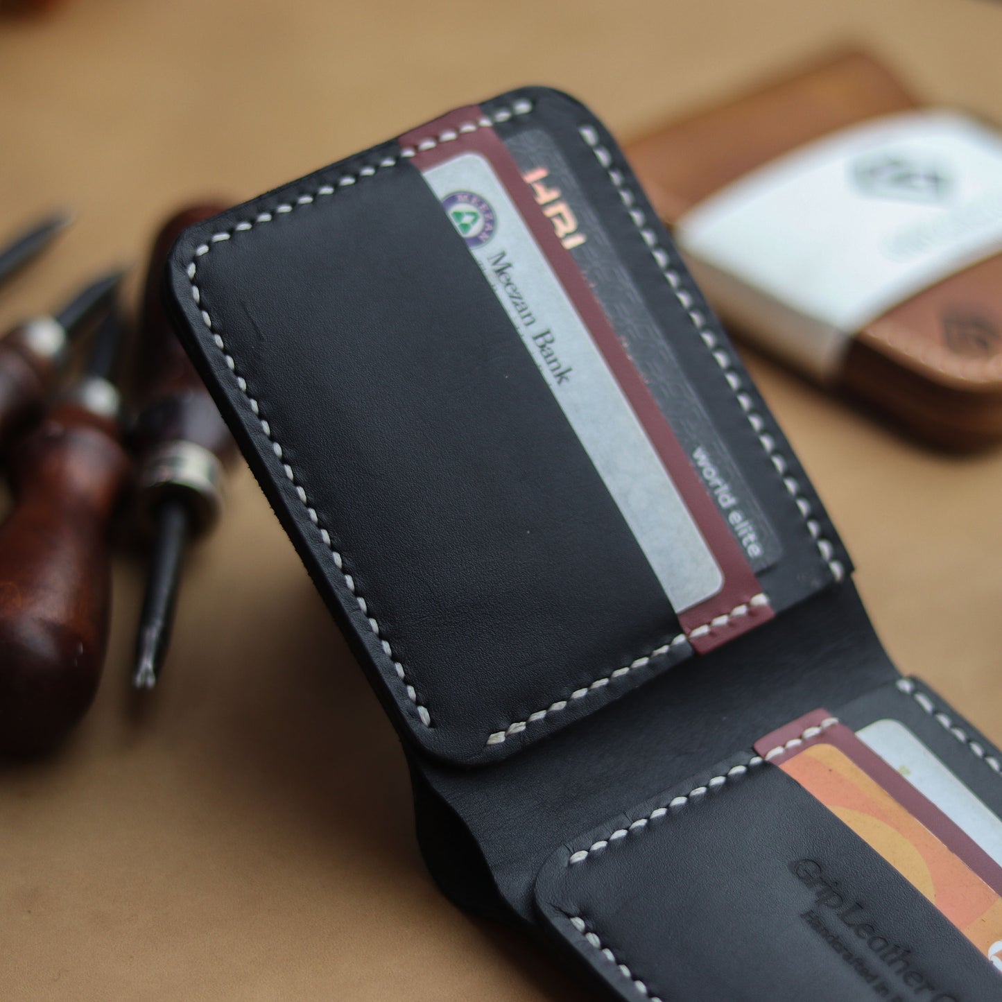 GROOM 2.0 LEATHER WALLET BLACK & CARMINE RED - grip