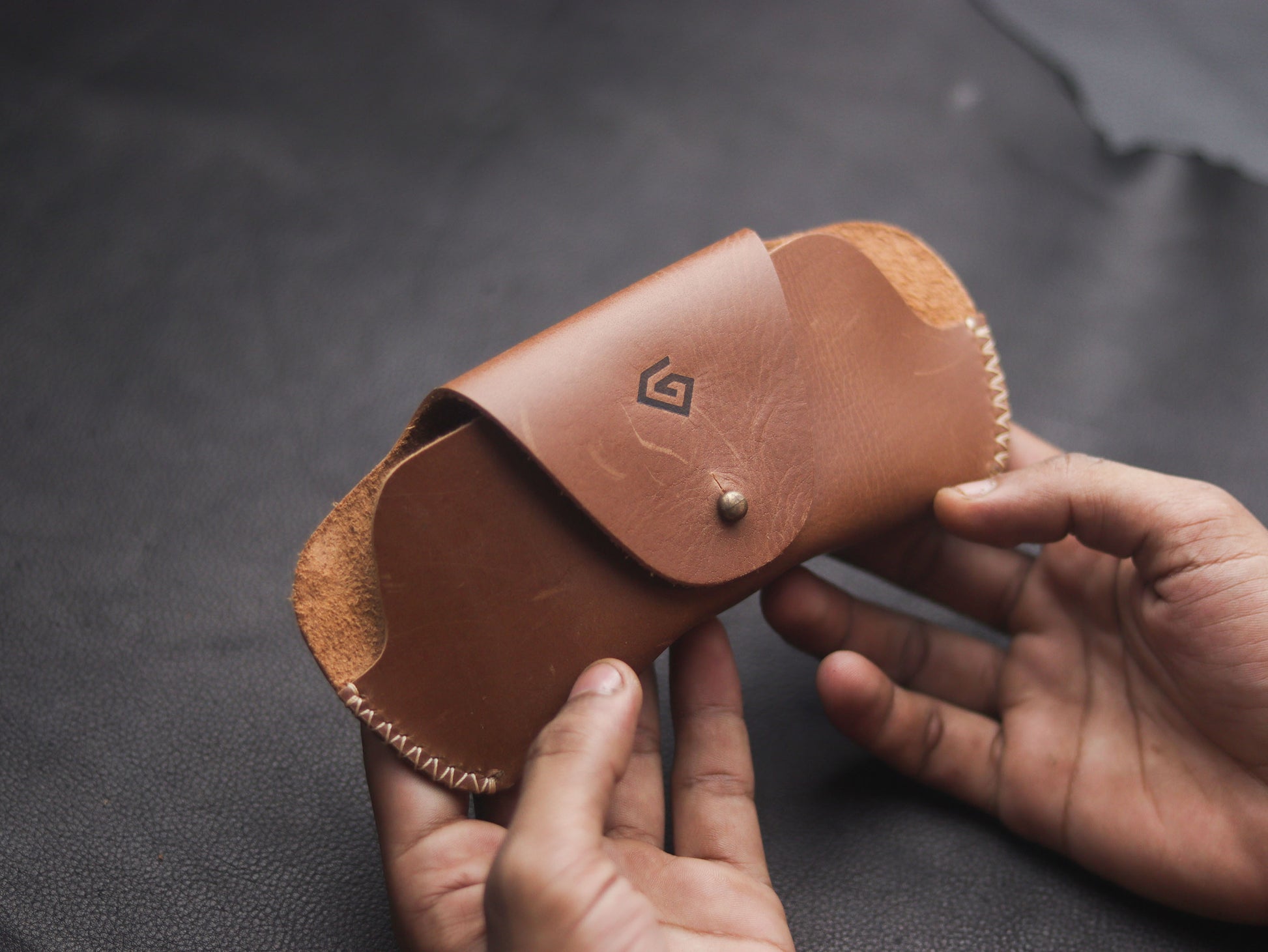 LEATHER SUNGLASSES CASE BONZE BROWN - grip