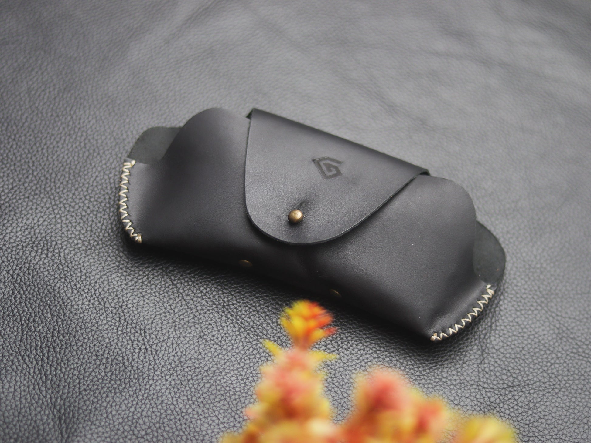 LEATHER SUNGLASSES CASE EBONY BLACK - grip