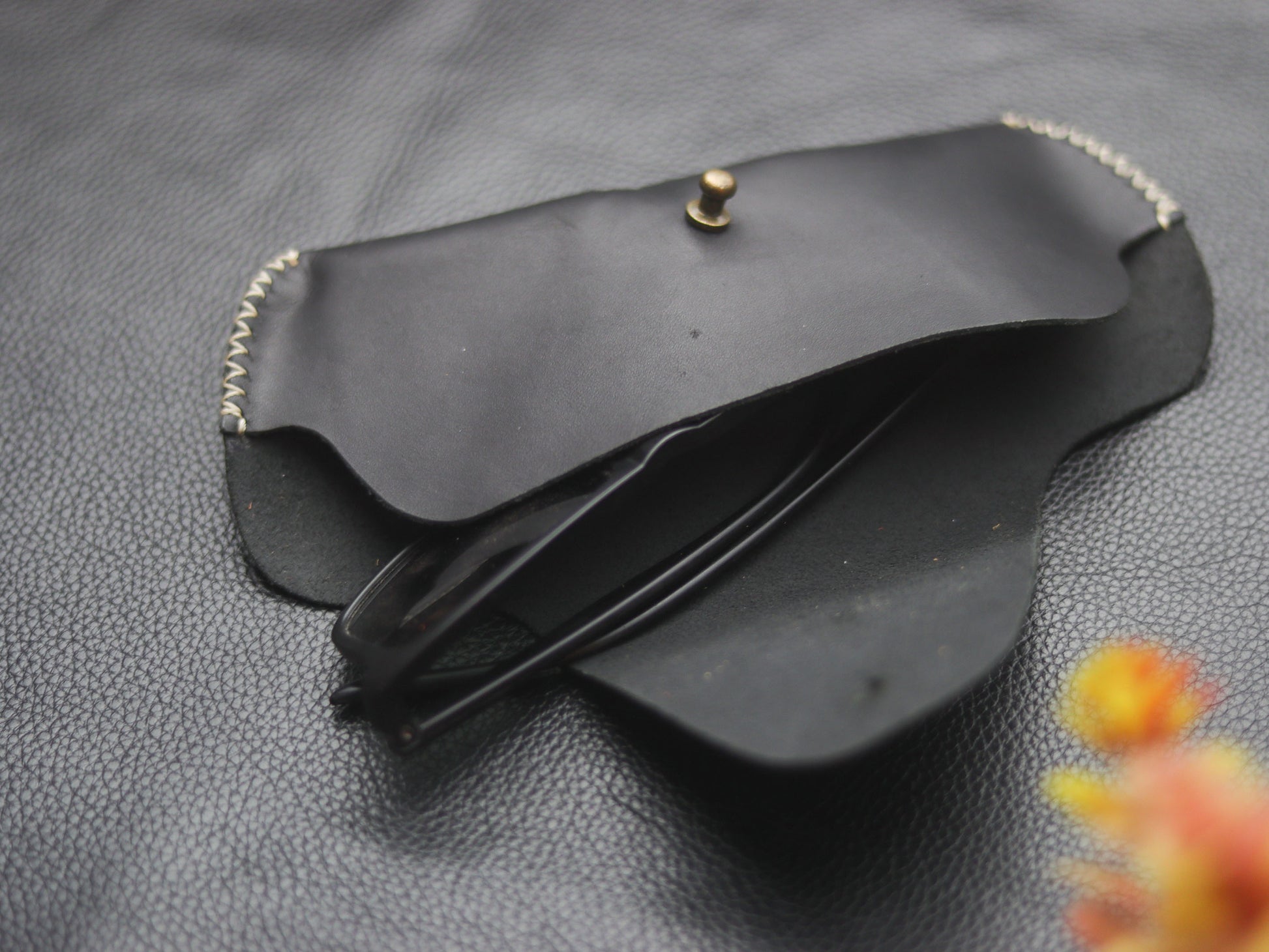 LEATHER SUNGLASSES CASE EBONY BLACK - grip