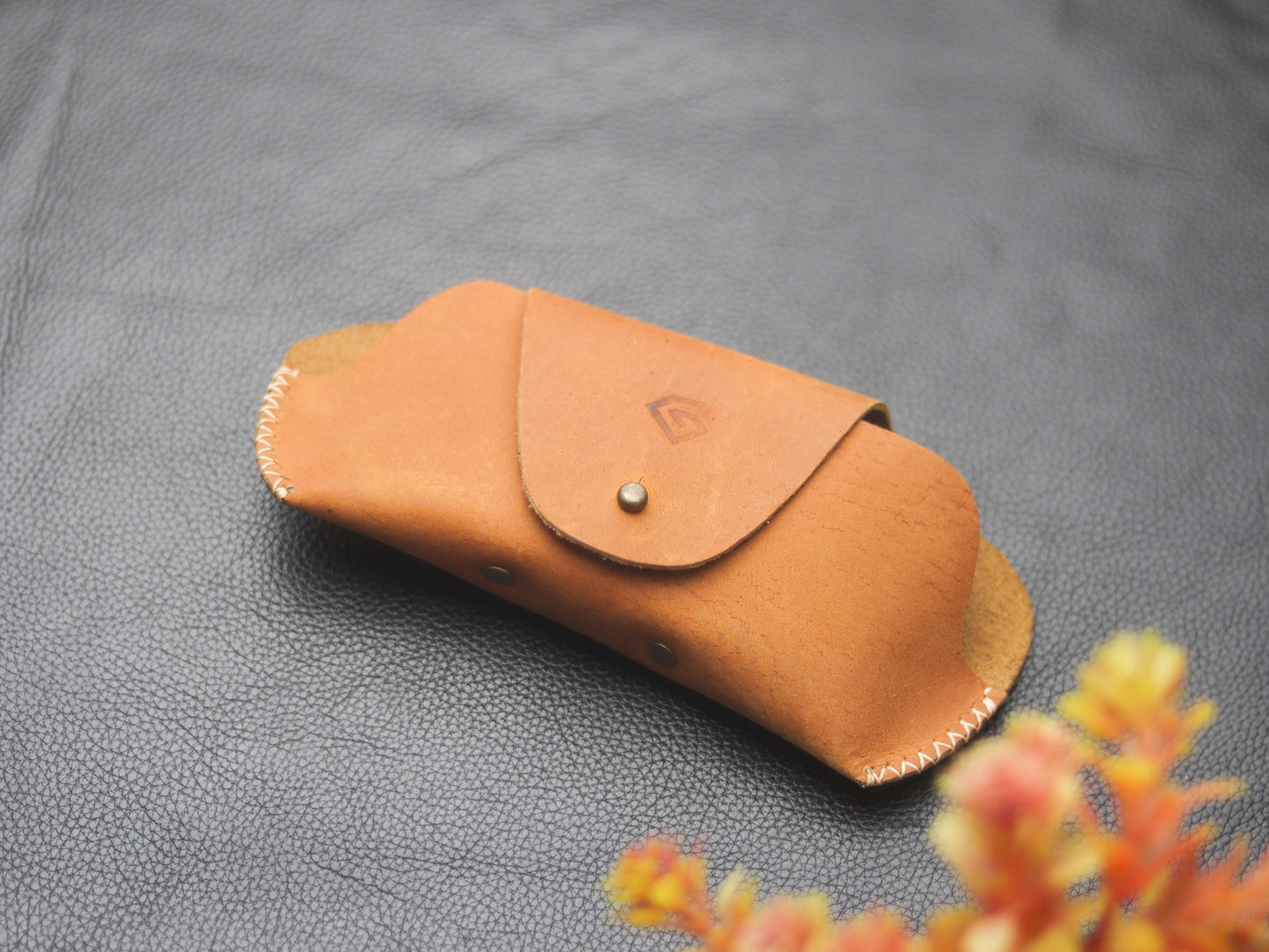 LEATHER SUNGLASSES CASE CAMEL RUST - grip