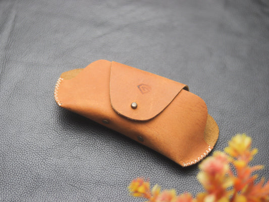 LEATHER SUNGLASSES CASE CAMEL RUST - grip