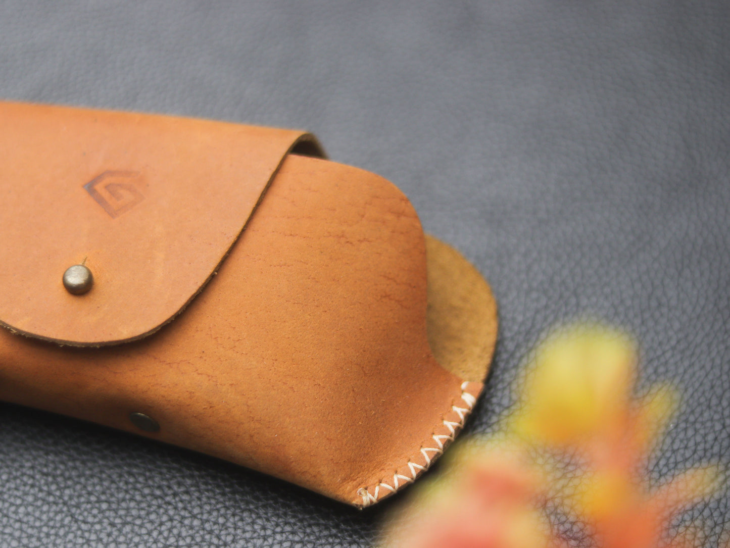 LEATHER SUNGLASSES CASE CAMEL RUST - grip