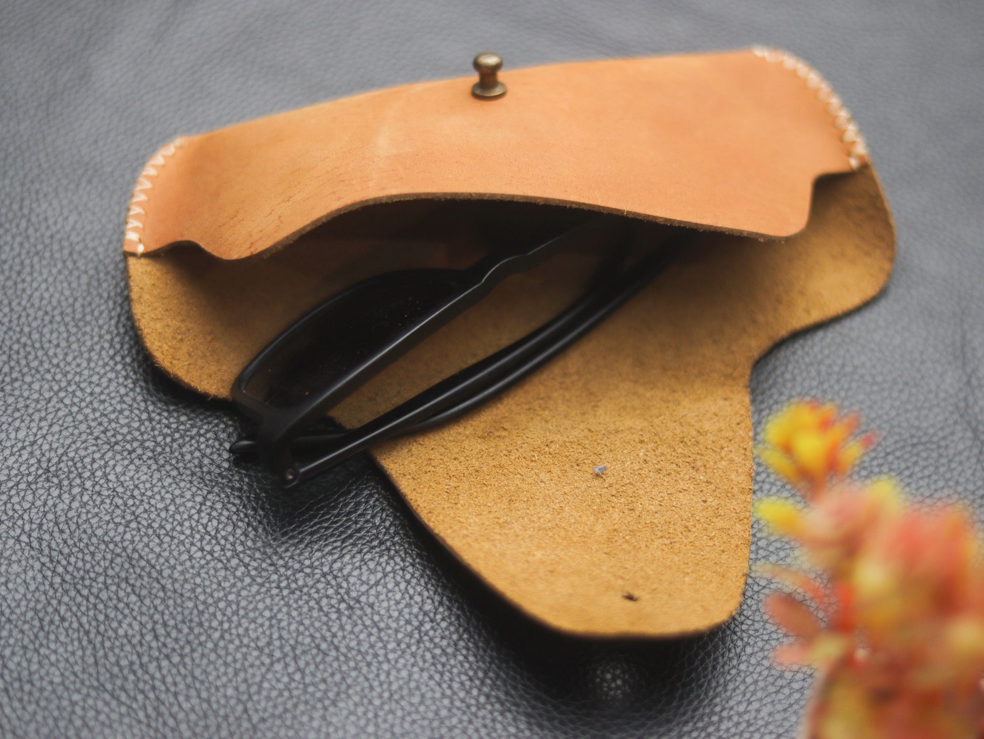 LEATHER SUNGLASSES CASE CAMEL RUST - grip