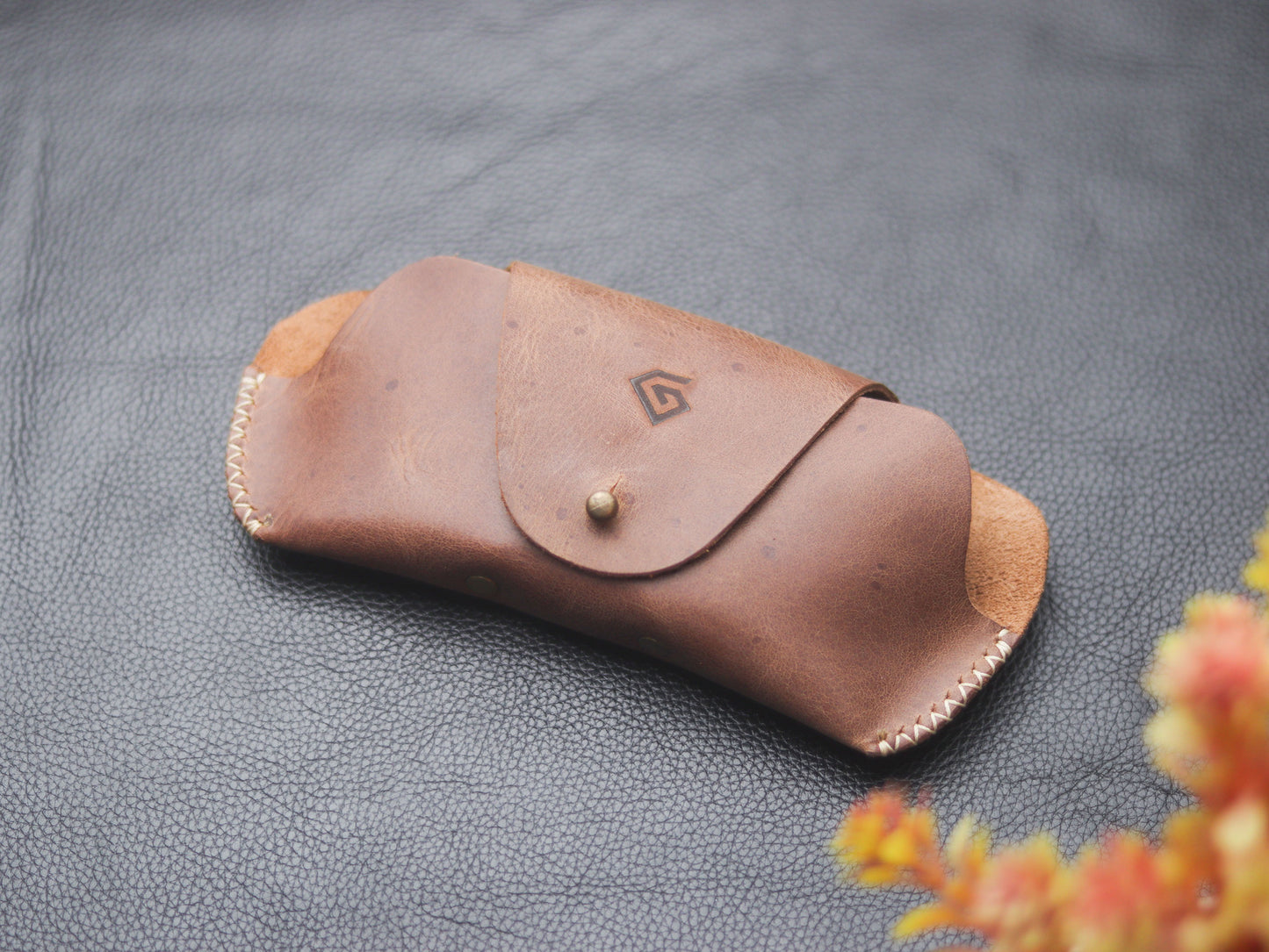 LEATHER SUNGLASSES CASE COFFEE BROWN - grip