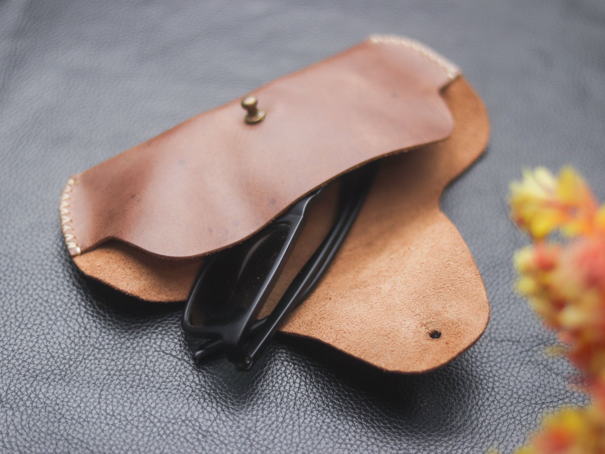 LEATHER SUNGLASSES CASE COFFEE BROWN - grip