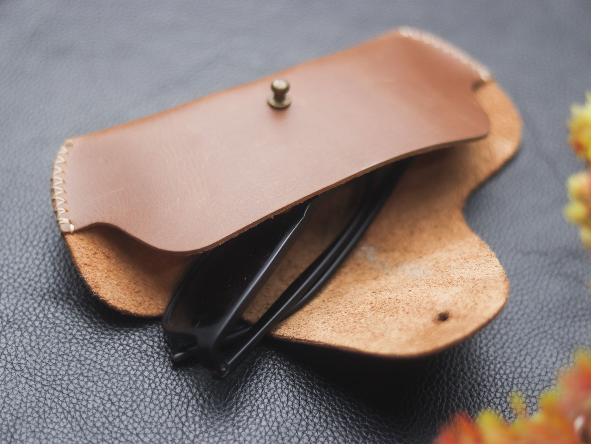 LEATHER SUNGLASSES CASE BONZE BROWN - grip