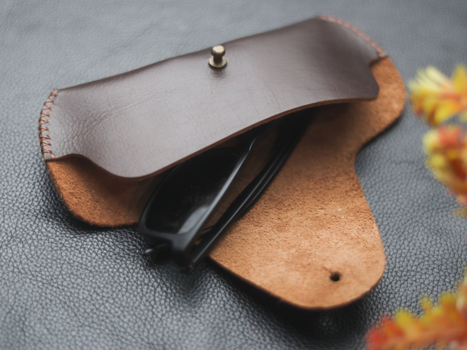 LEATHER SUNGLASSES CASE HOLISTER BROWN - grip