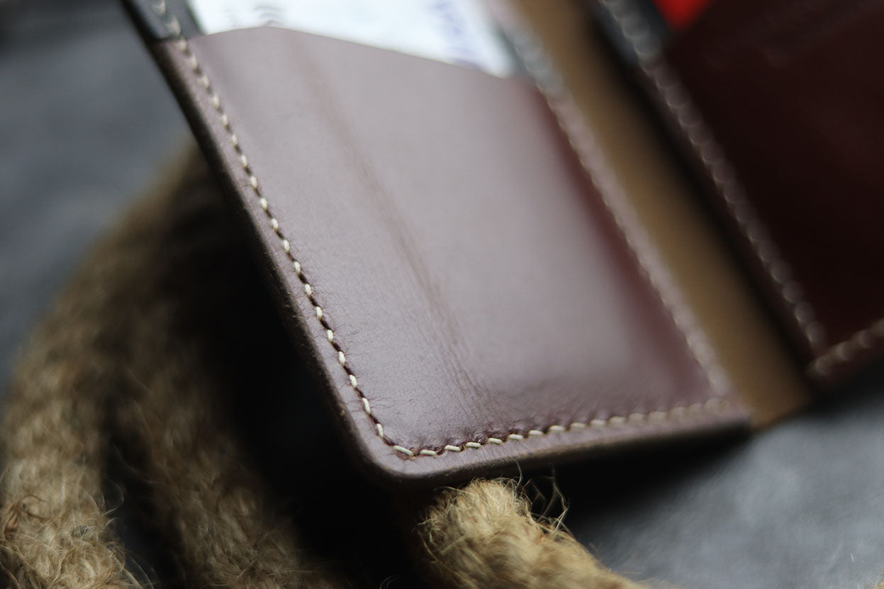 BCH-01 BI-FOLD CARD HOLDER - WALNUT BROWN HUSK - grip