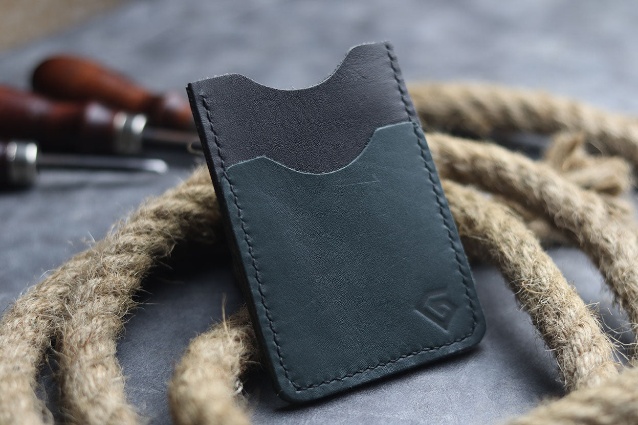 MW-02 MINIMAL VERTICAL CARD HOLDER - CARTLETON GREEN - grip