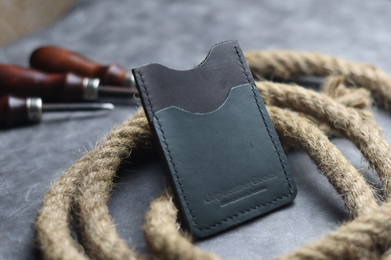 MW-02 MINIMAL VERTICAL CARD HOLDER - CARTLETON GREEN - grip