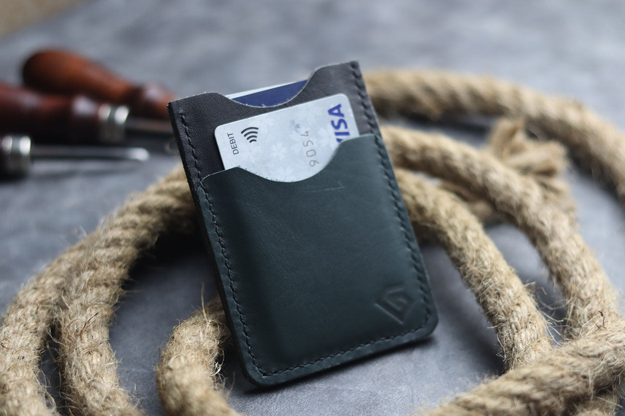 MW-02 MINIMAL VERTICAL CARD HOLDER - CARTLETON GREEN - grip