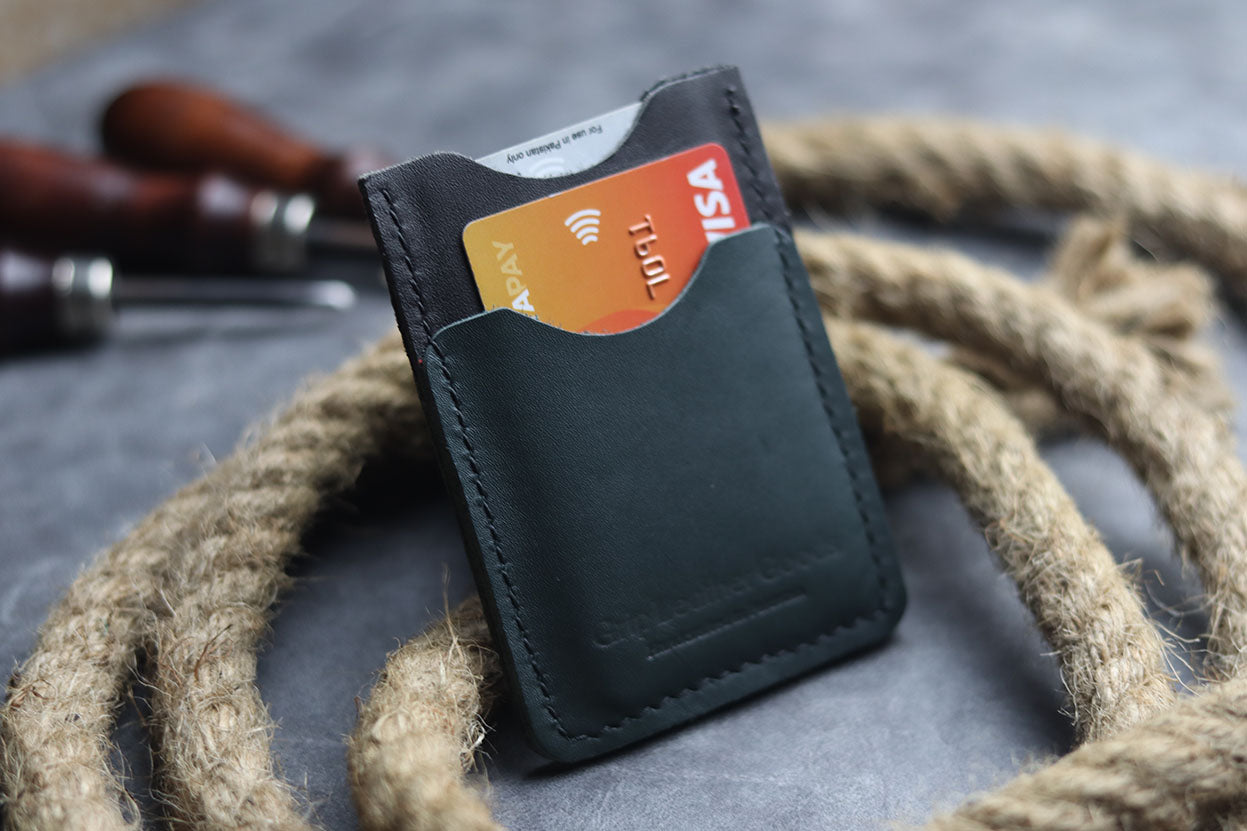 MW-02 MINIMAL VERTICAL CARD HOLDER - CARTLETON GREEN - grip