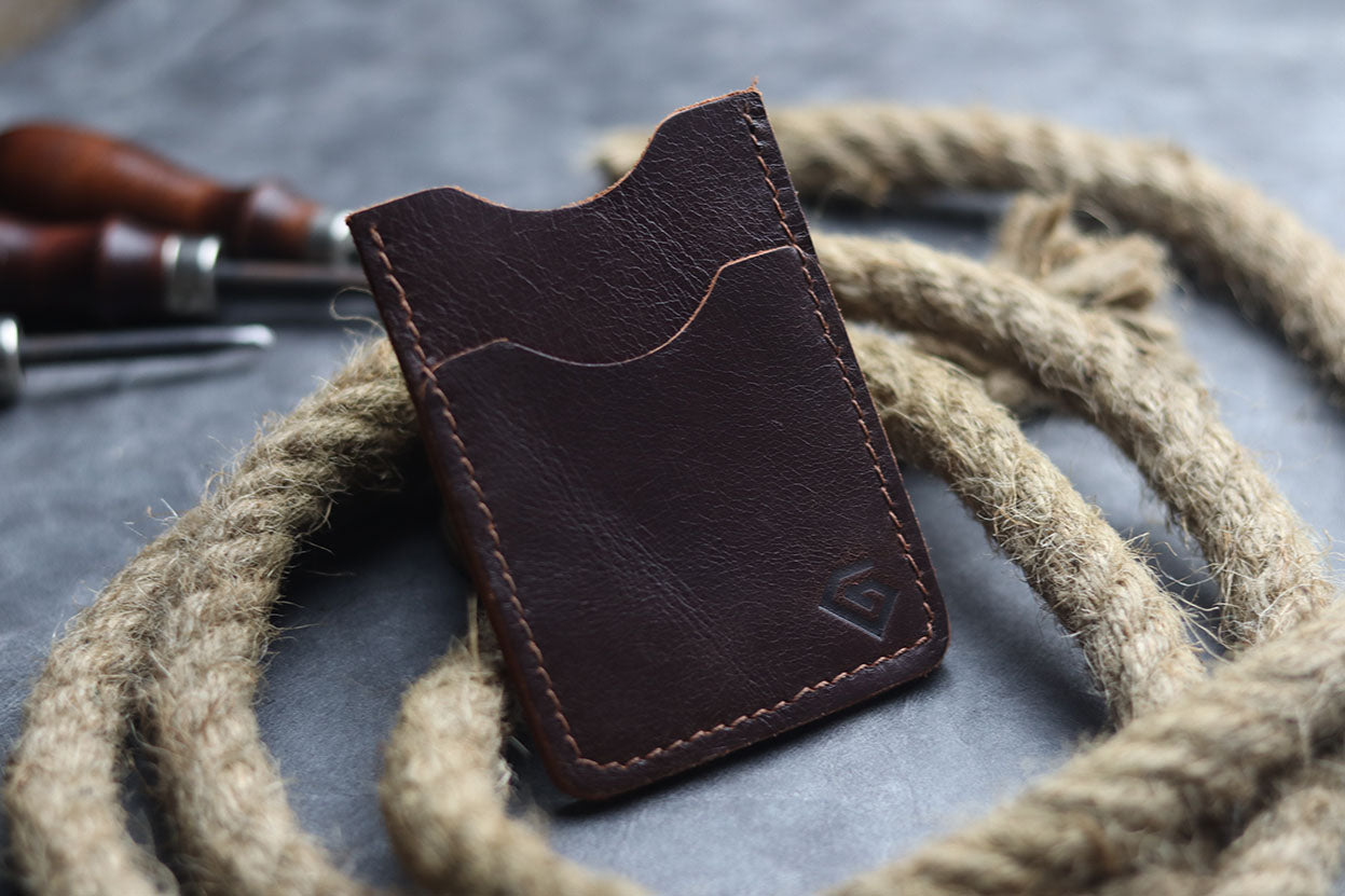 MW-02 MINIMAL VERTICAL CARD HOLDER - COGNAC BROWN - grip