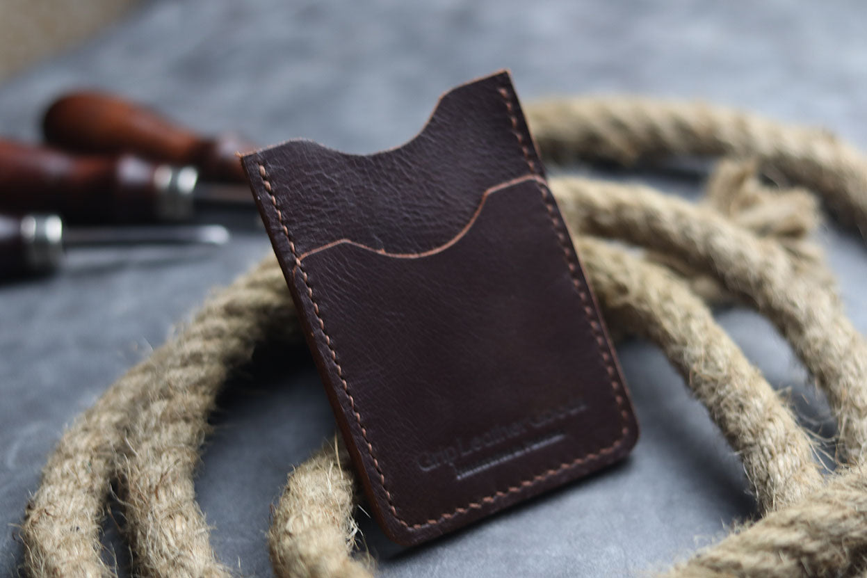 MW-02 MINIMAL VERTICAL CARD HOLDER - COGNAC BROWN - grip