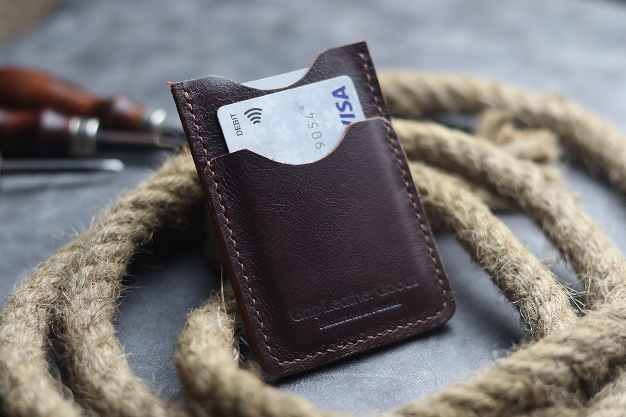 MW-02 MINIMAL VERTICAL CARD HOLDER - COGNAC BROWN - grip