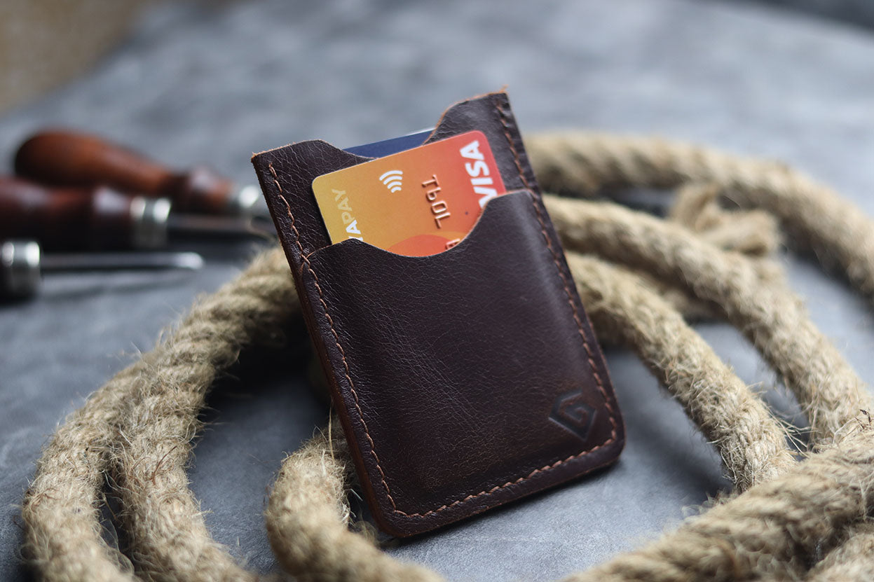 MW-02 MINIMAL VERTICAL CARD HOLDER - COGNAC BROWN - grip