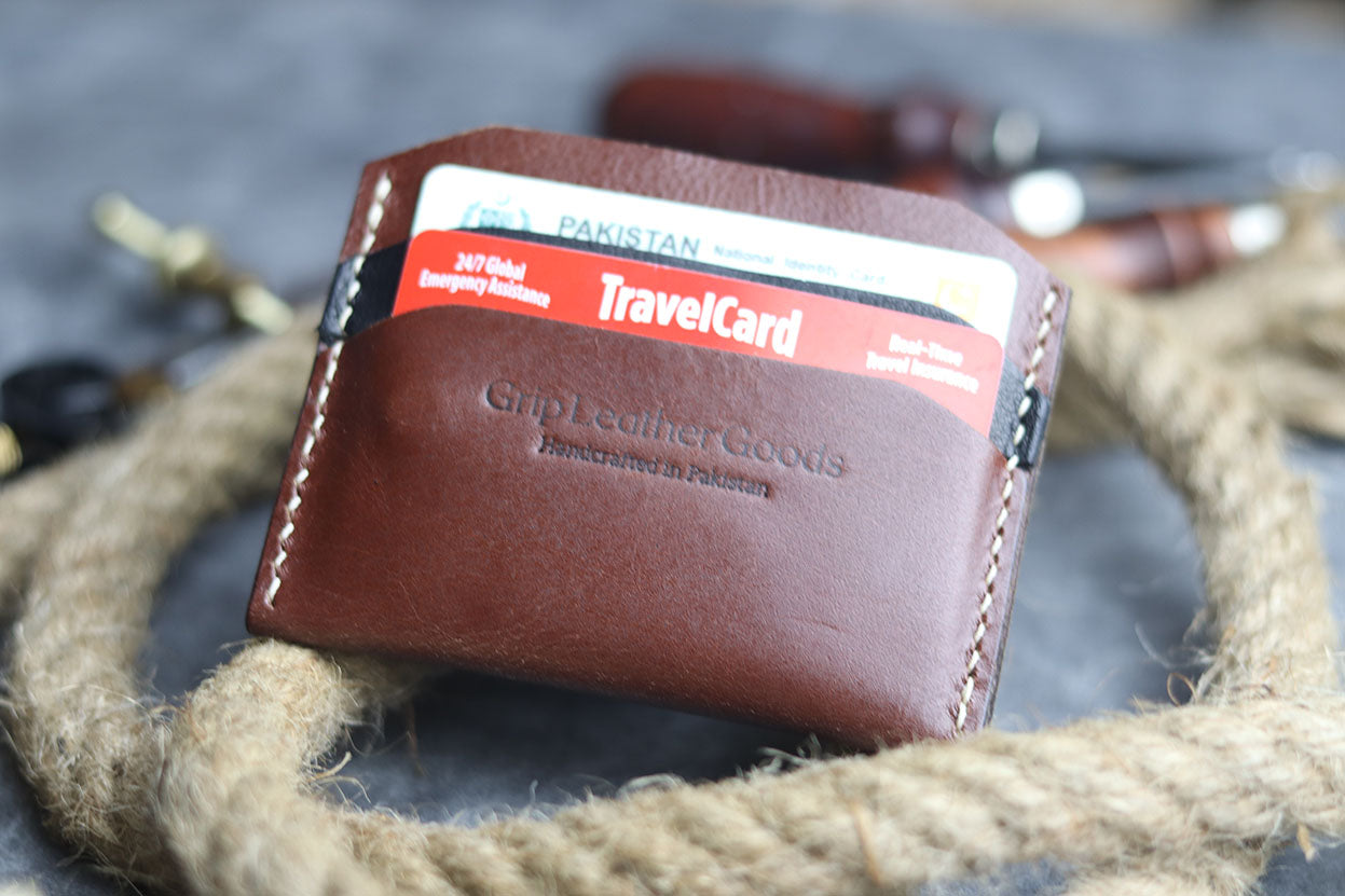 MW-01 MIMIMAL CARD HOLDER WALNUT HUSK BROWN - grip