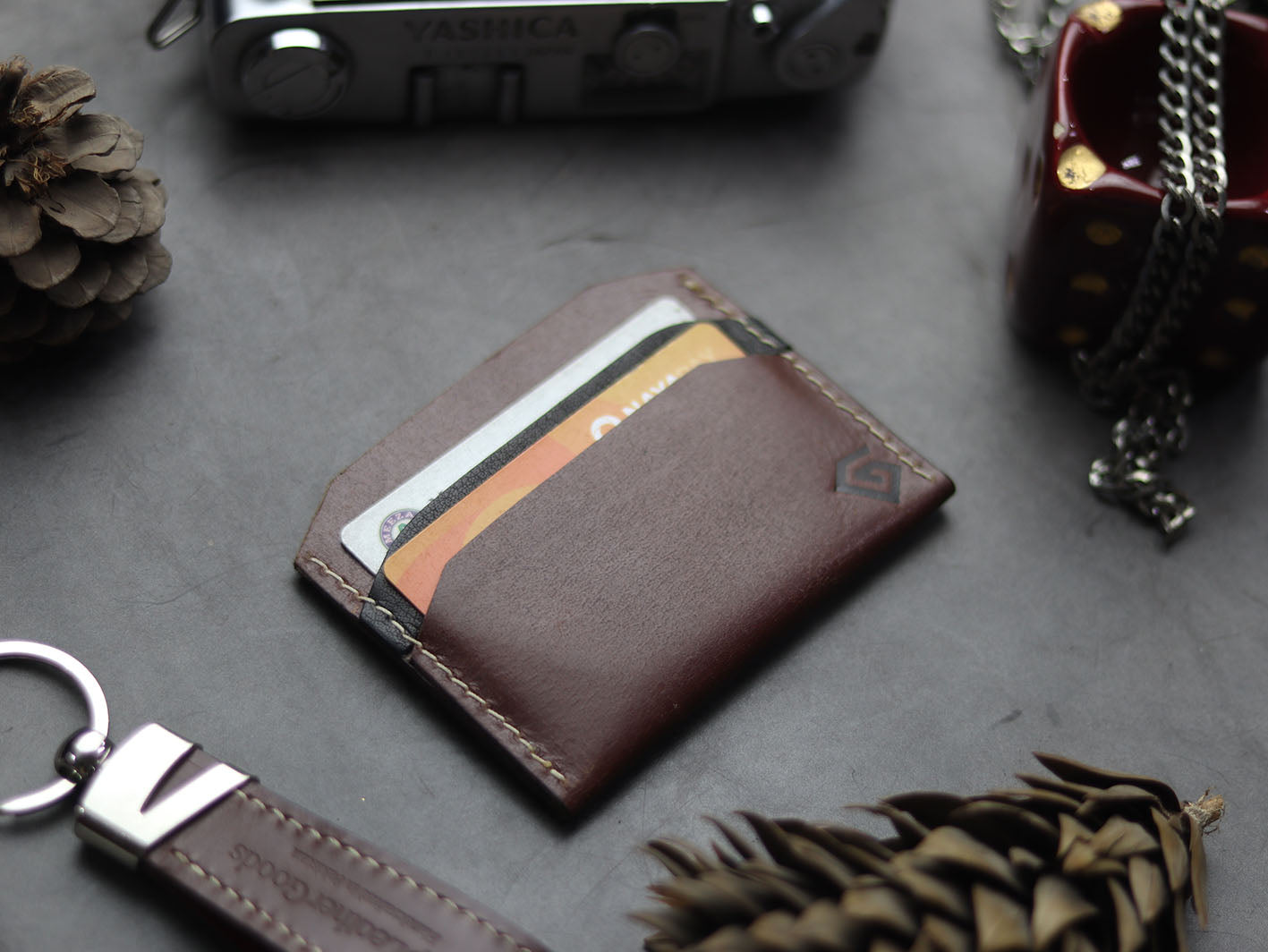 MW-01 MIMIMAL CARD HOLDER WALNUT HUSK BROWN - grip