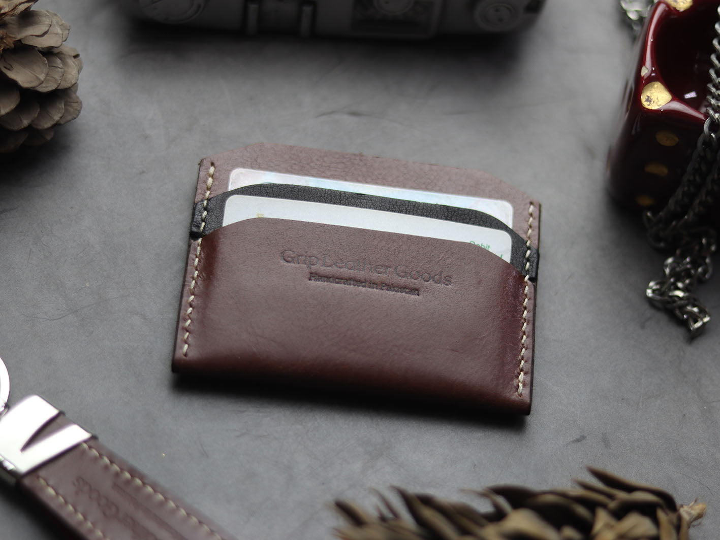 MW-01 MIMIMAL CARD HOLDER WALNUT HUSK BROWN - grip