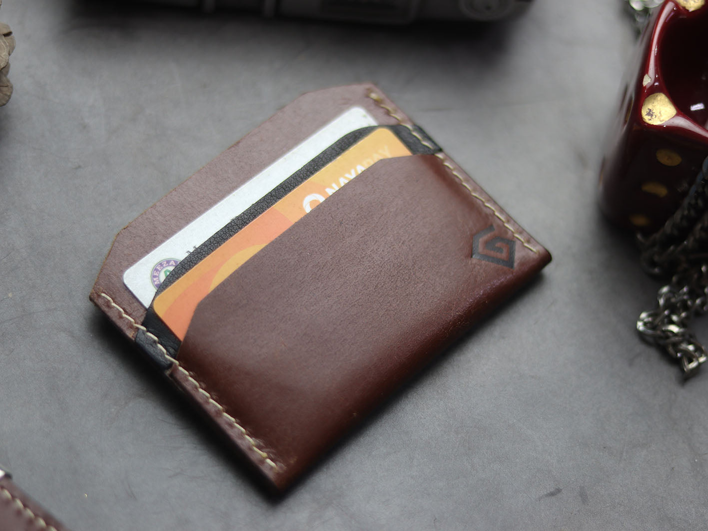 MW-01 MIMIMAL CARD HOLDER WALNUT HUSK BROWN - grip