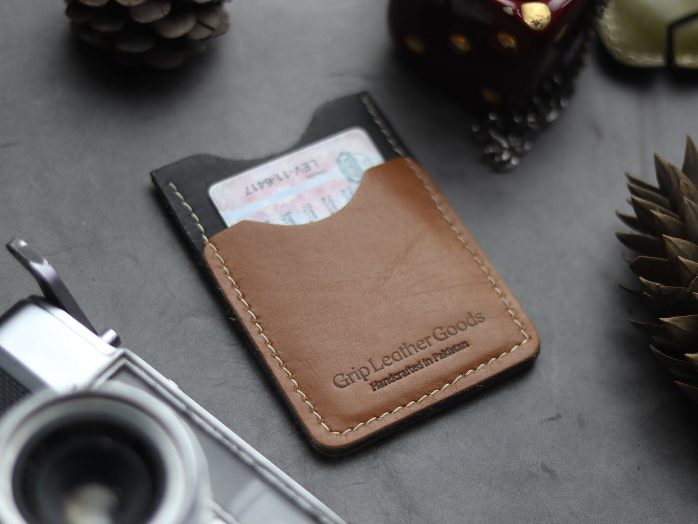 MW-02 MINIMAL VERTICAL CARD HOLDER - TAN BROWN - grip