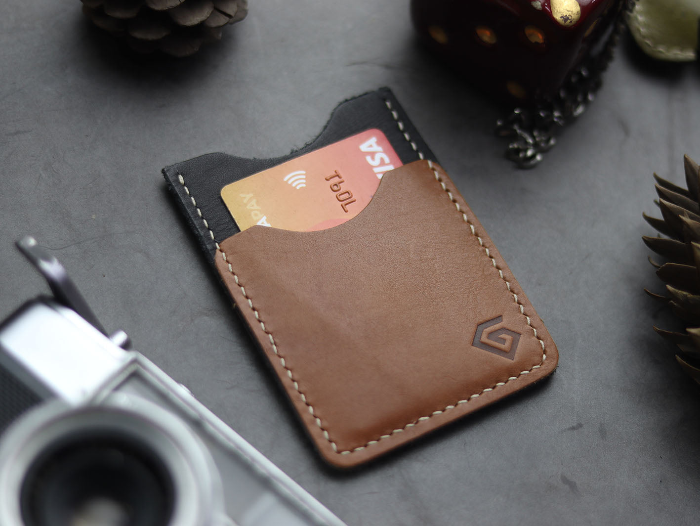 MW-02 MINIMAL VERTICAL CARD HOLDER - TAN BROWN - grip