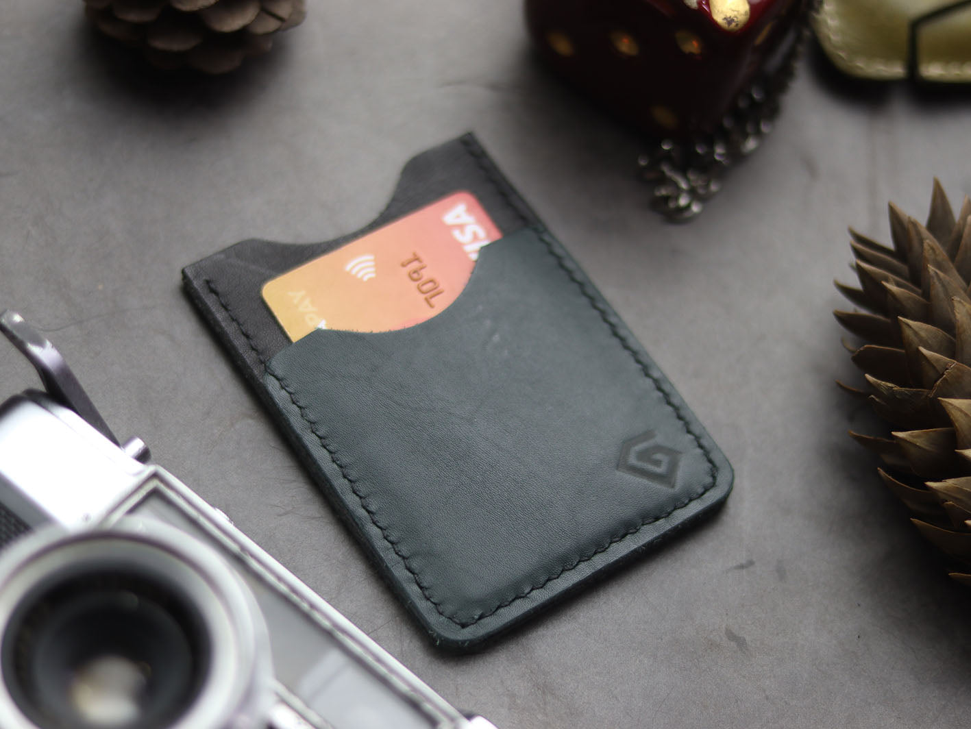 MW-02 MINIMAL VERTICAL CARD HOLDER - CARTLETON GREEN - grip