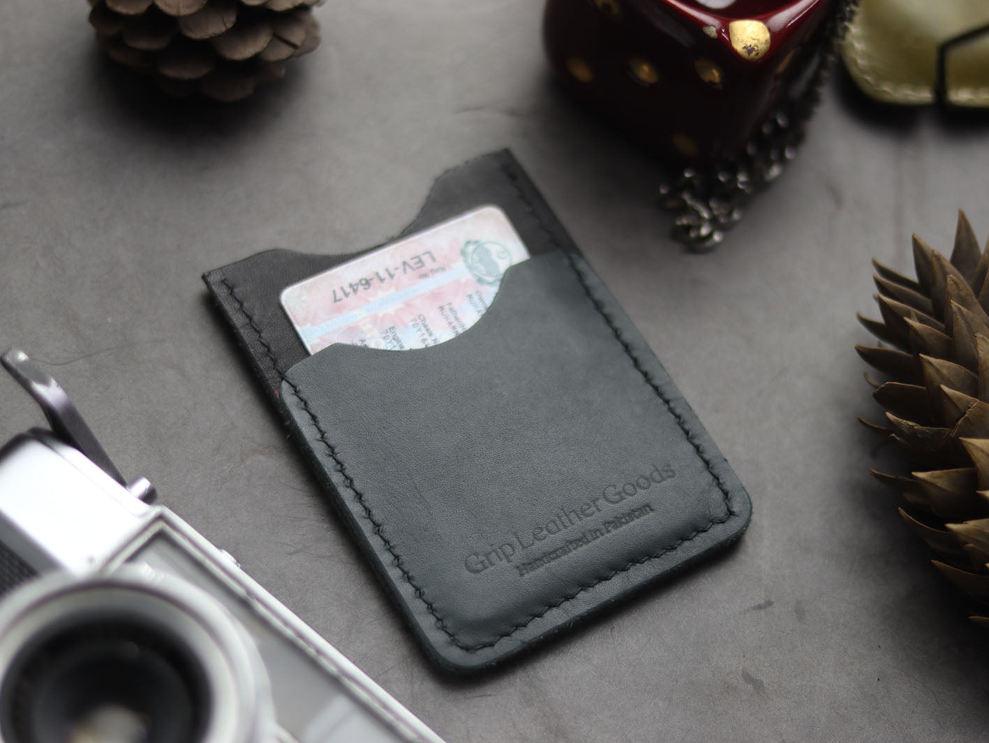 MW-02 MINIMAL VERTICAL CARD HOLDER - CARTLETON GREEN - grip