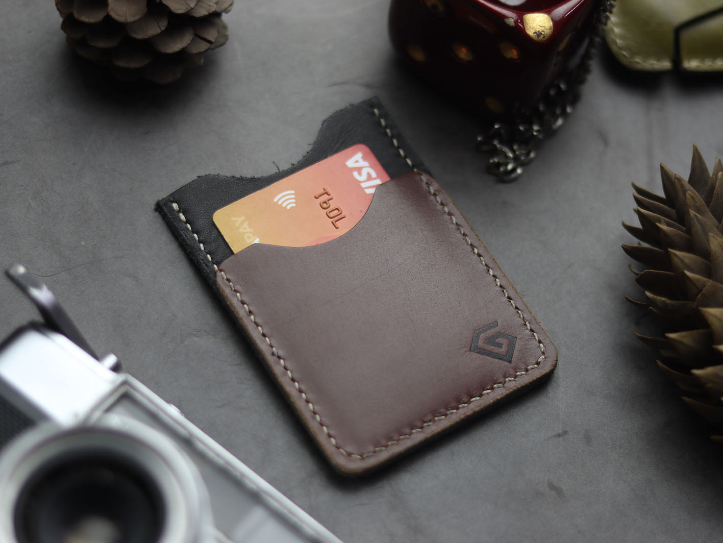 MW-02 MINIMAL VERTICAL CARD HOLDER - COGNAC BROWN - grip