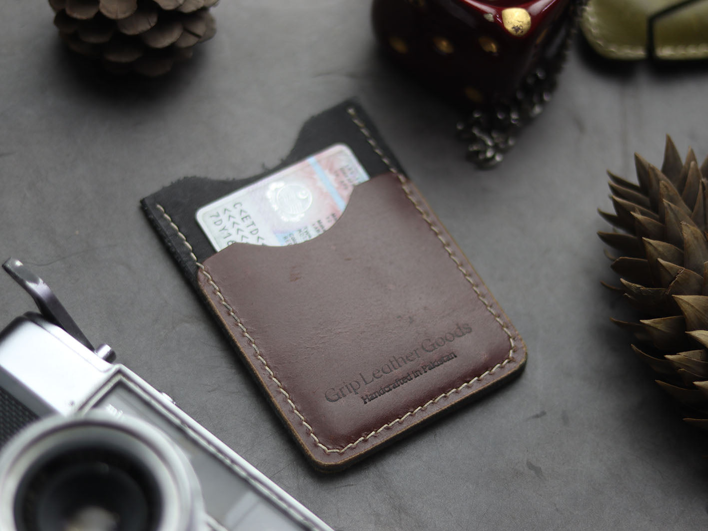 MW-02 MINIMAL VERTICAL CARD HOLDER - COGNAC BROWN - grip