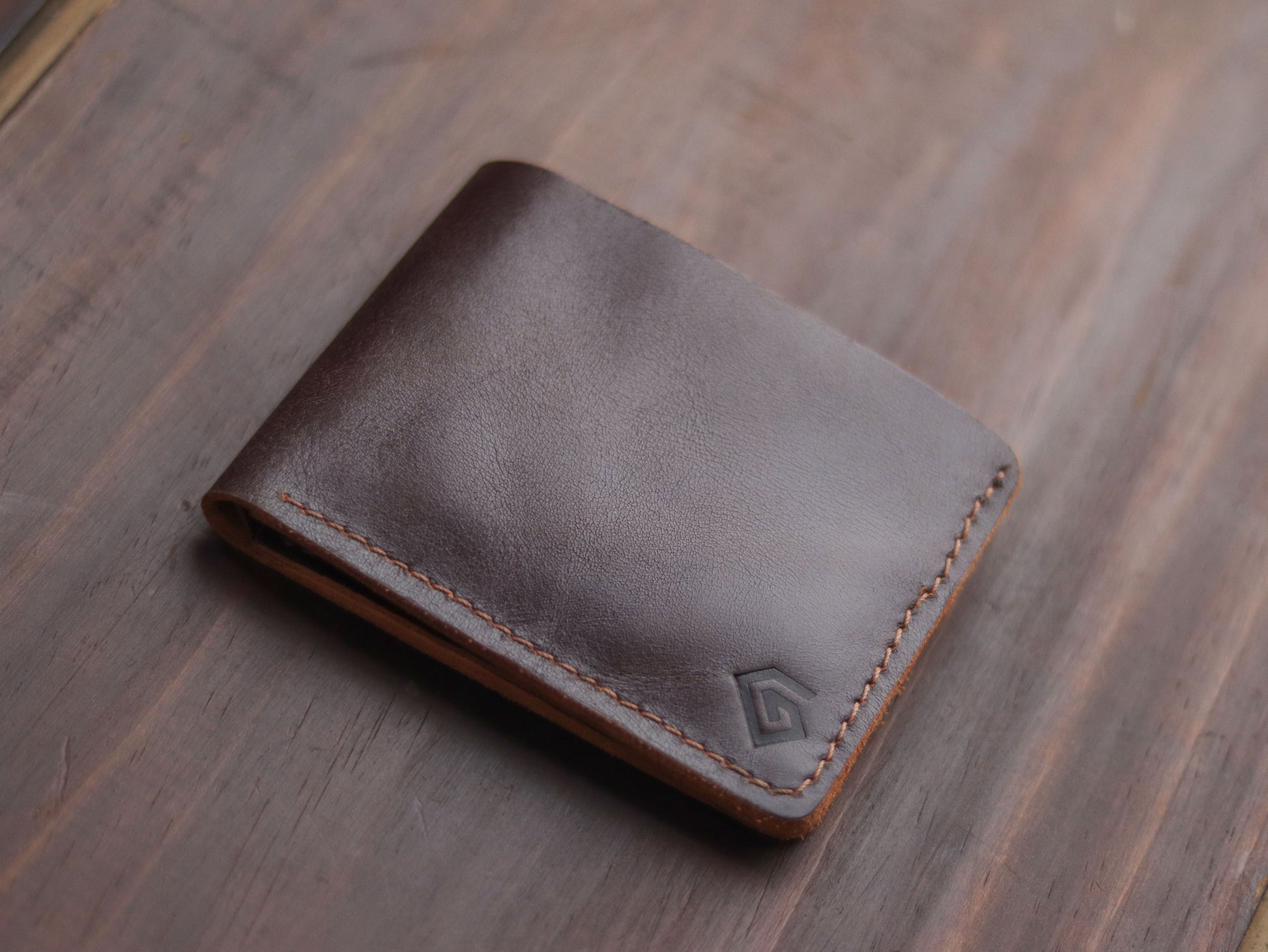 "WAVER" LEATHER BI-FOLD WALLET - COGNAC BROWN - grip