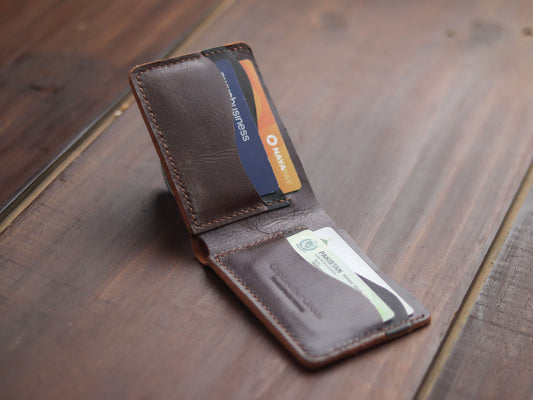 "WAVER" LEATHER BI-FOLD WALLET - COGNAC BROWN - grip