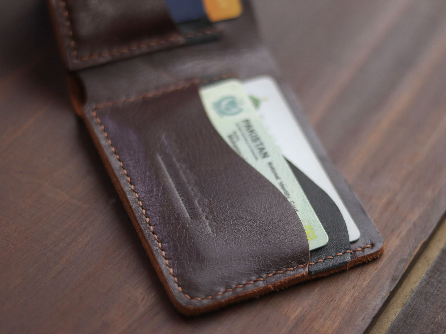 "WAVER" LEATHER BI-FOLD WALLET - COGNAC BROWN - grip