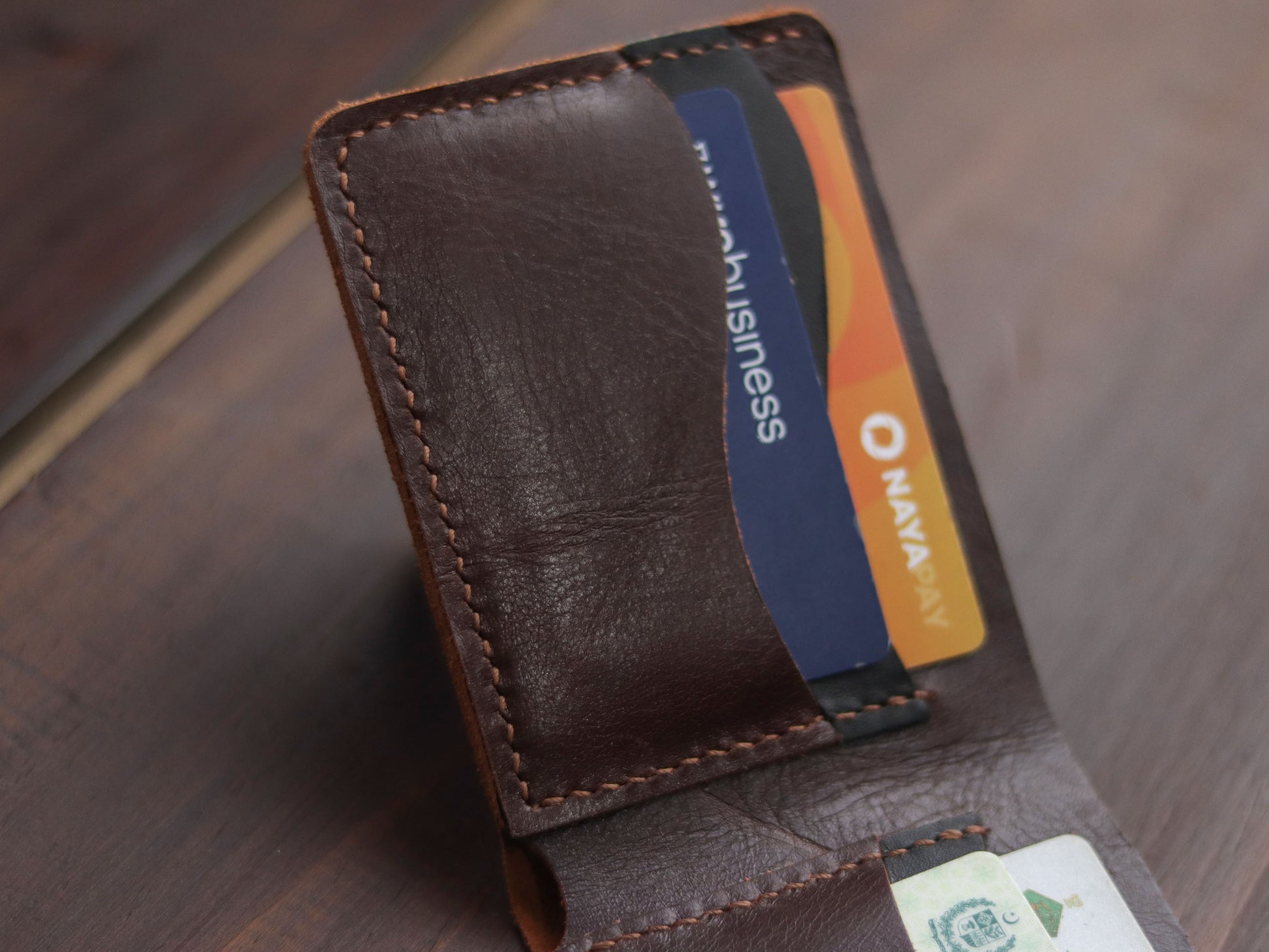 "WAVER" LEATHER BI-FOLD WALLET - COGNAC BROWN - grip