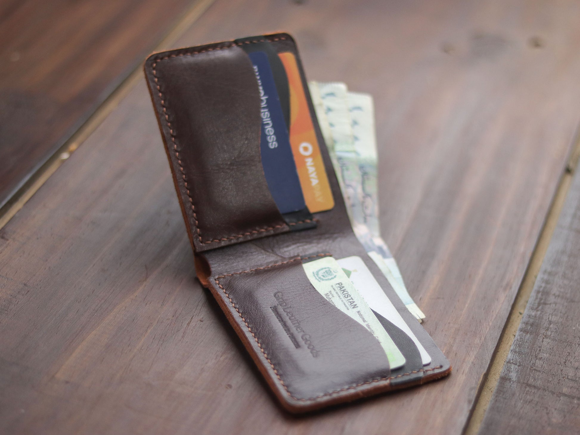 "WAVER" LEATHER BI-FOLD WALLET - COGNAC BROWN - grip