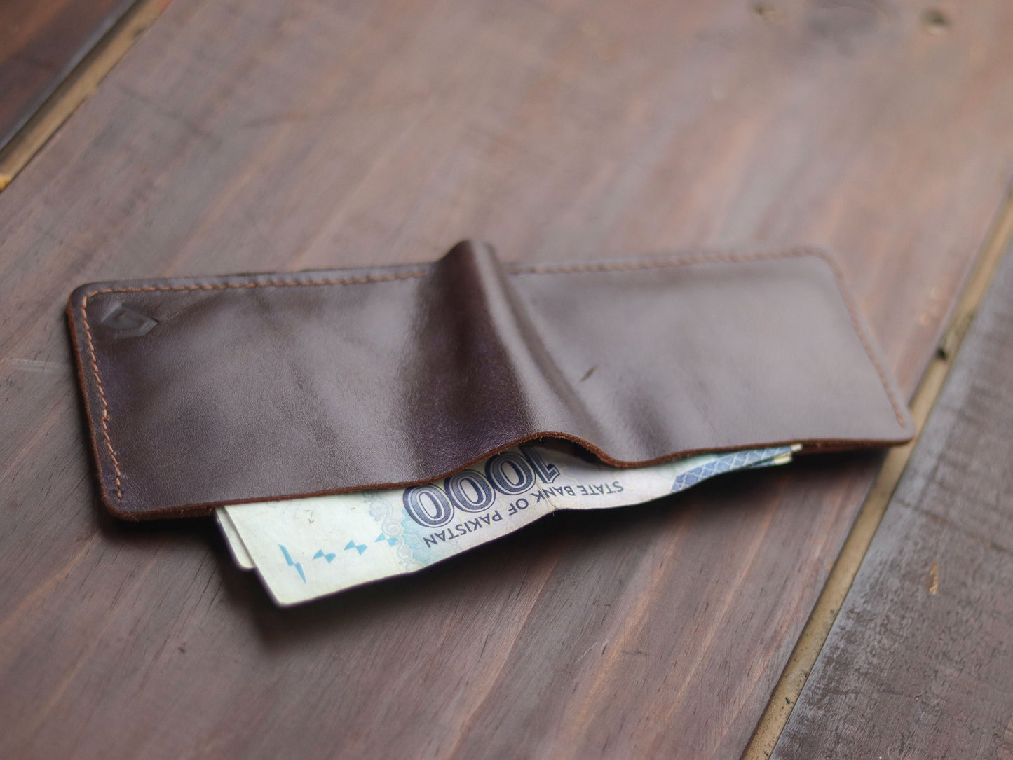 "WAVER" LEATHER BI-FOLD WALLET - COGNAC BROWN - grip