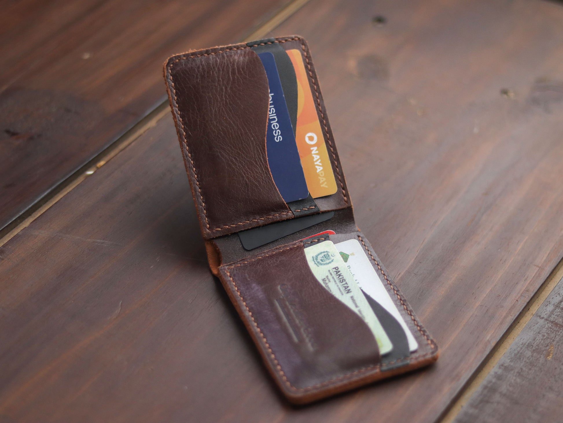 "WAVER" LEATHER BI-FOLD WALLET - COGNAC BROWN - grip