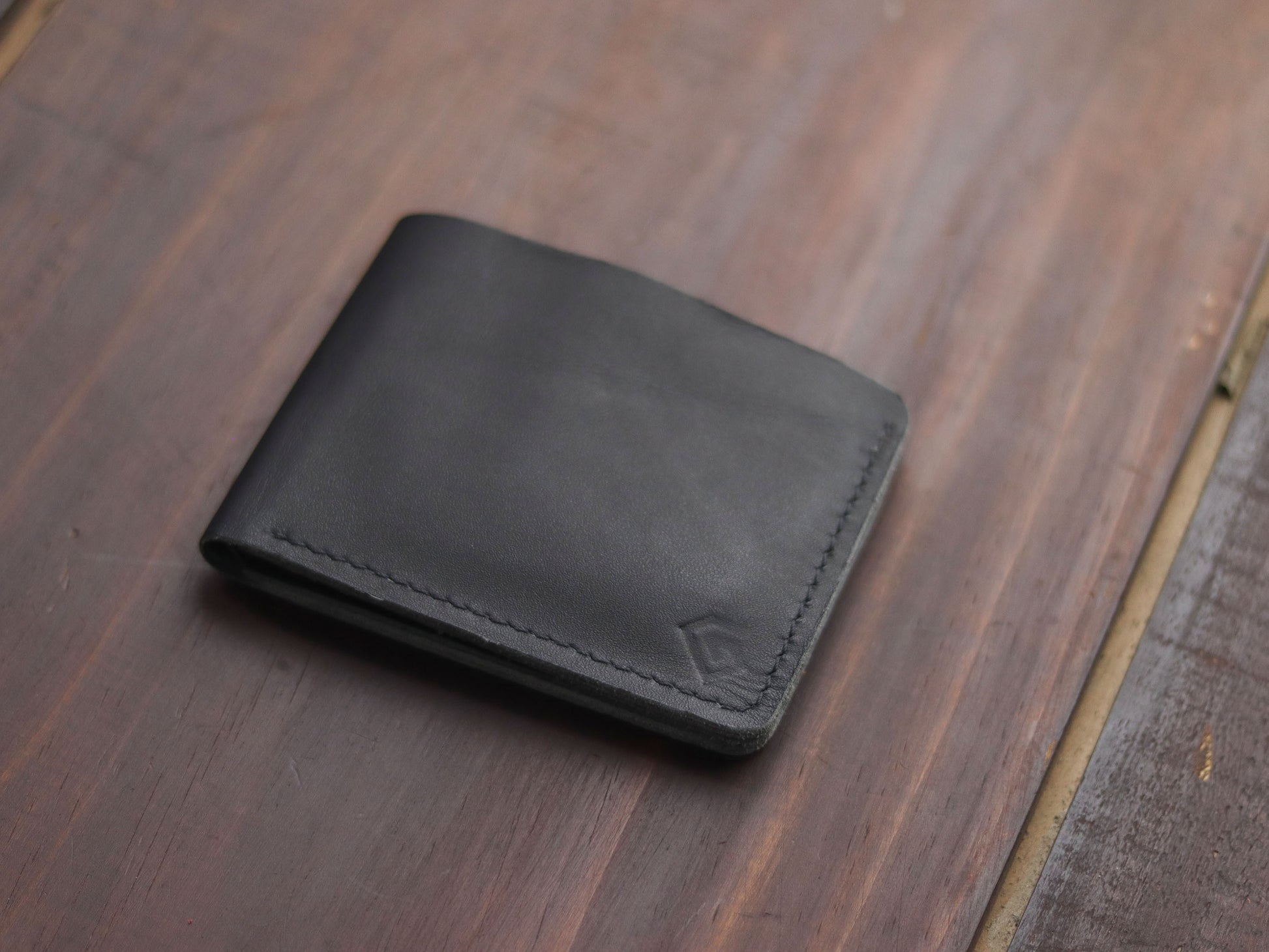 "WAVER" LEATHER BI-FOLD WALLET - BLACK - grip