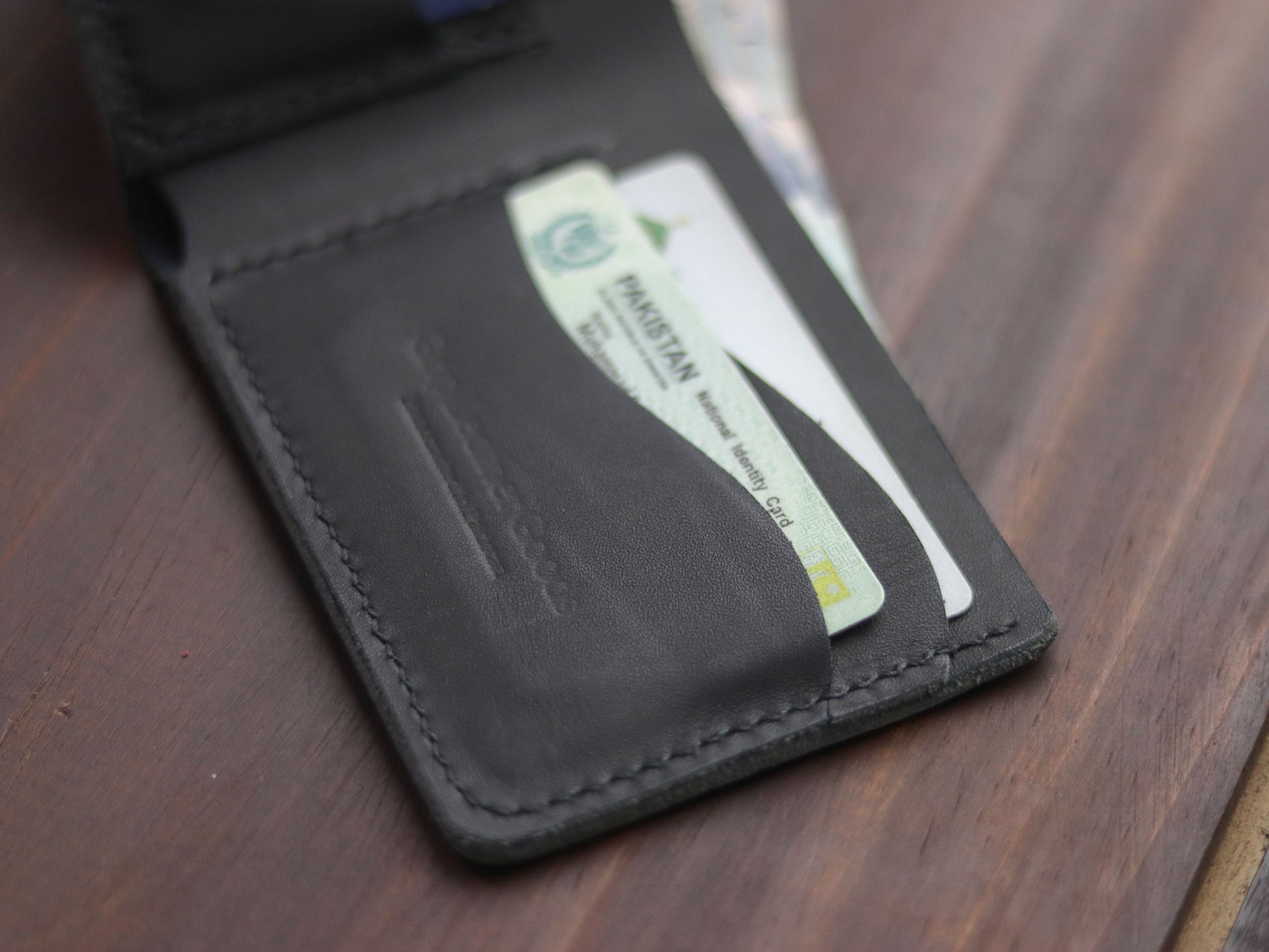 "WAVER" LEATHER BI-FOLD WALLET - BLACK - grip