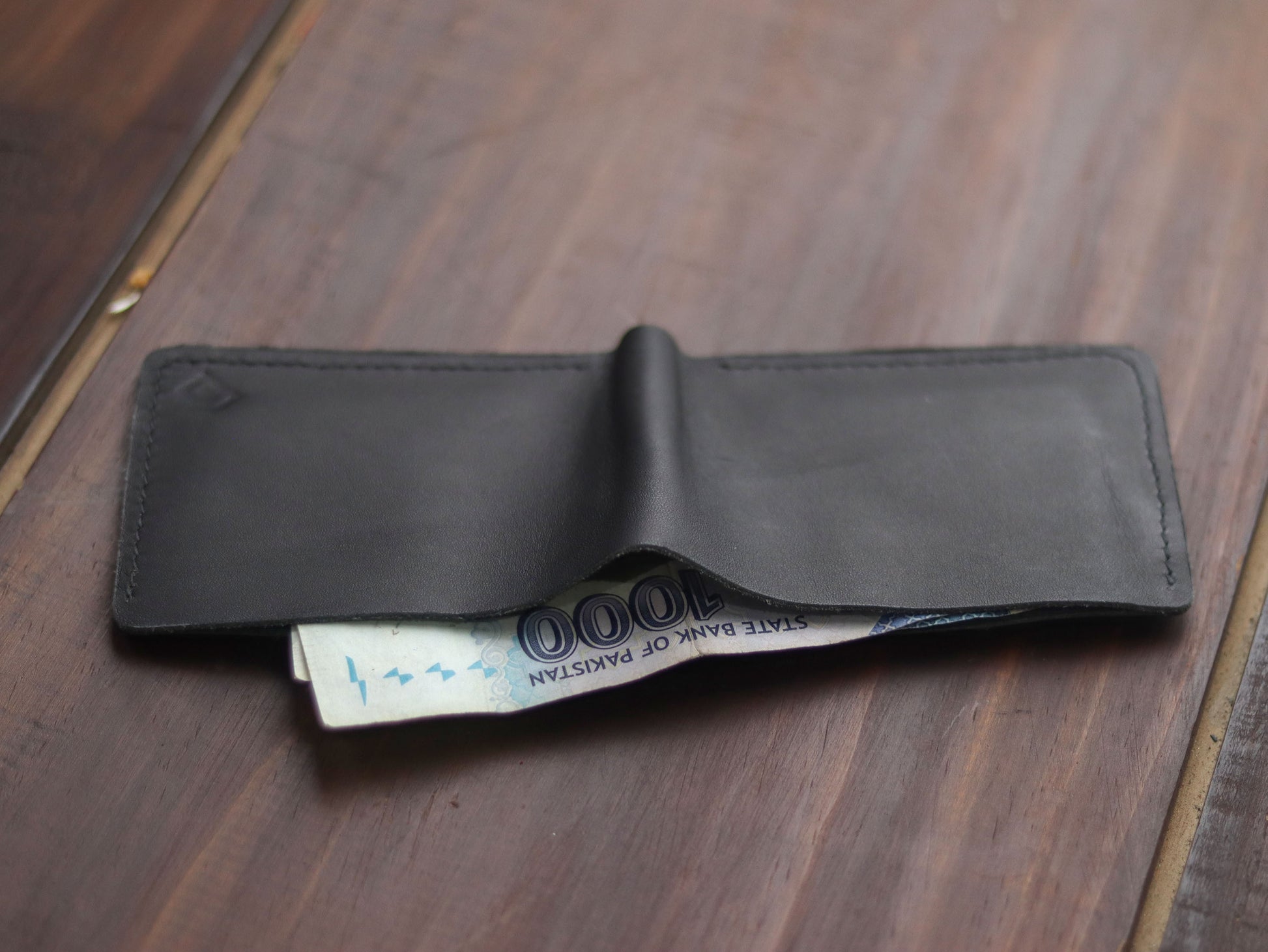 "WAVER" LEATHER BI-FOLD WALLET - BLACK - grip