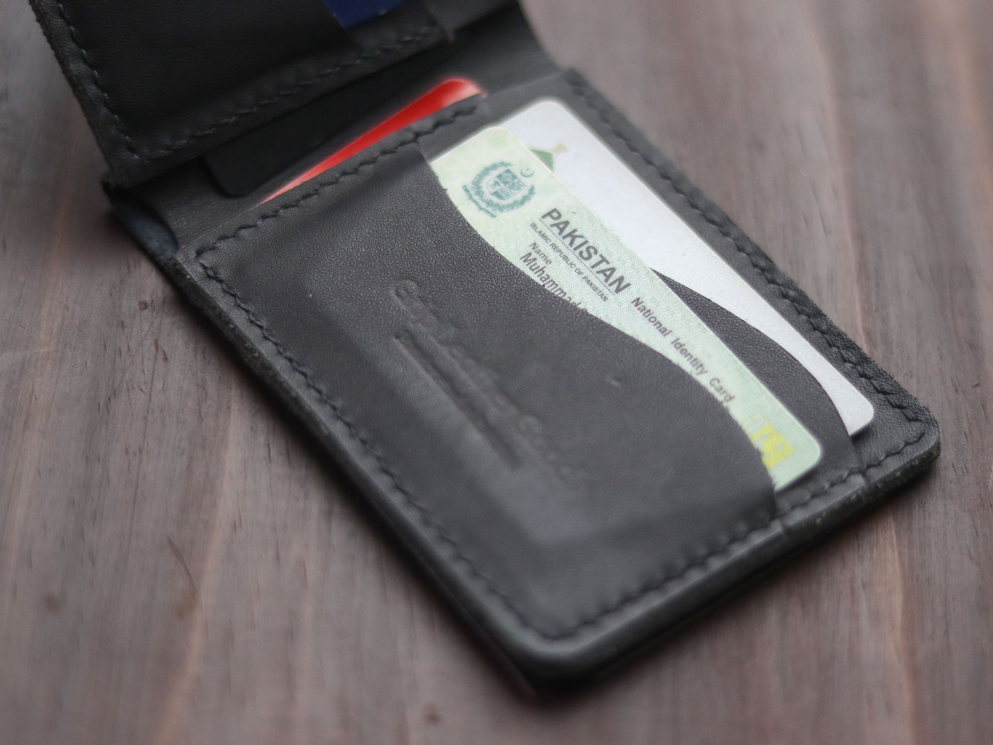 "WAVER" LEATHER BI-FOLD WALLET - BLACK - grip