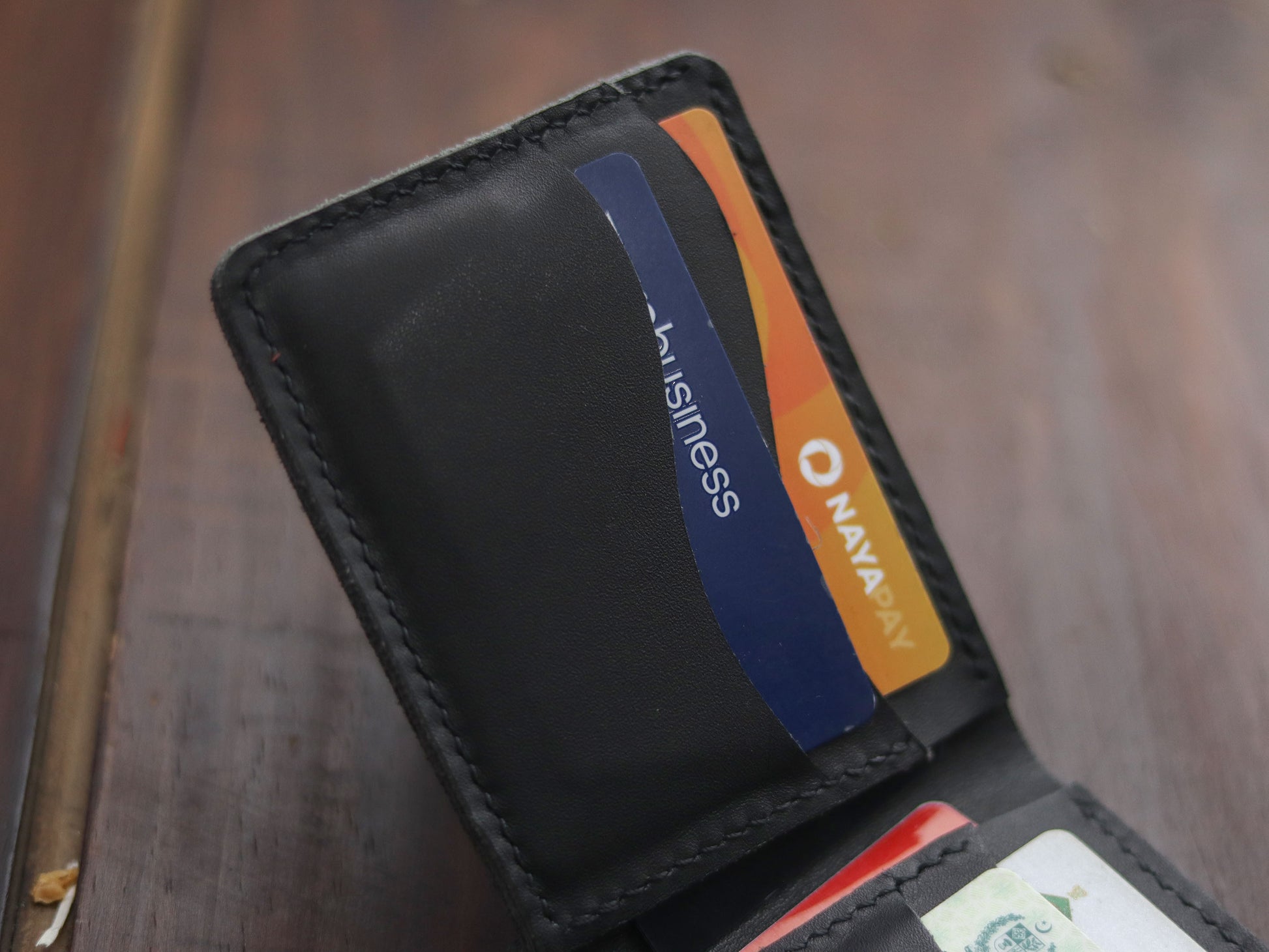 "WAVER" LEATHER BI-FOLD WALLET - BLACK - grip