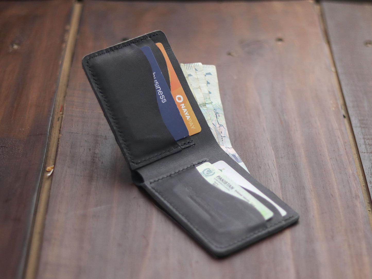 "WAVER" LEATHER BI-FOLD WALLET - BLACK - grip