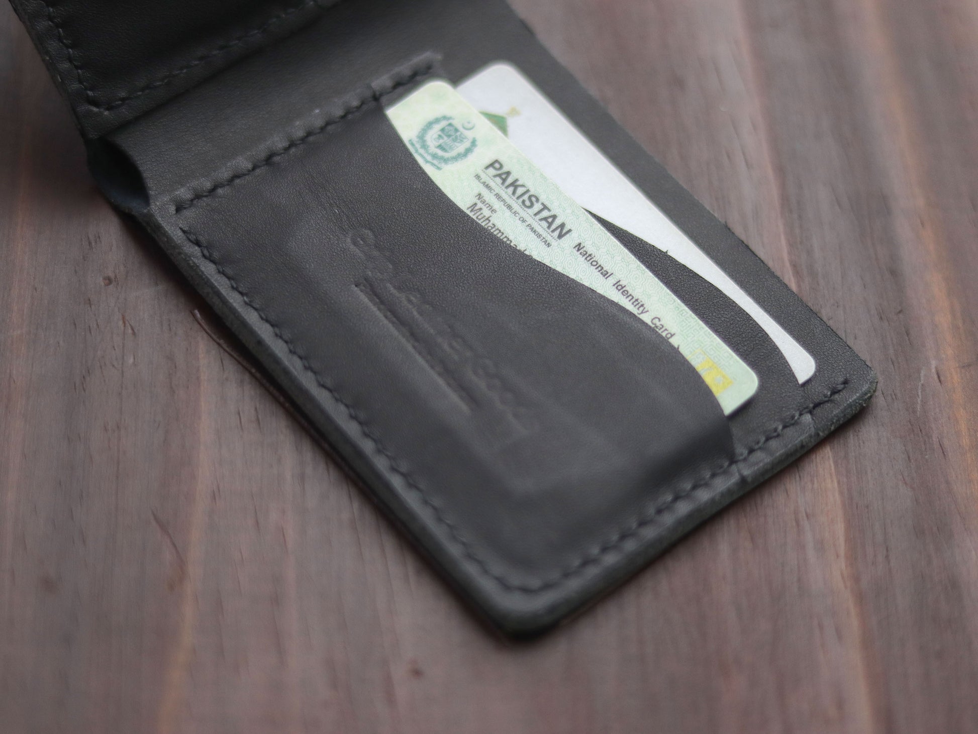 "WAVER" LEATHER BI-FOLD WALLET - BLACK - grip