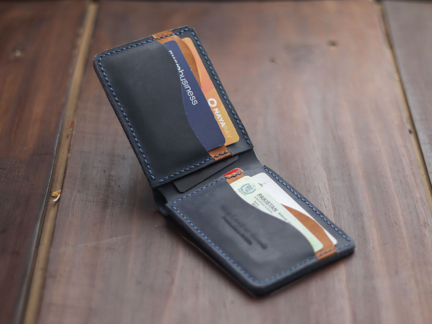 "WAVER" LEATHER BI-FOLD WALLET - BLACK - grip